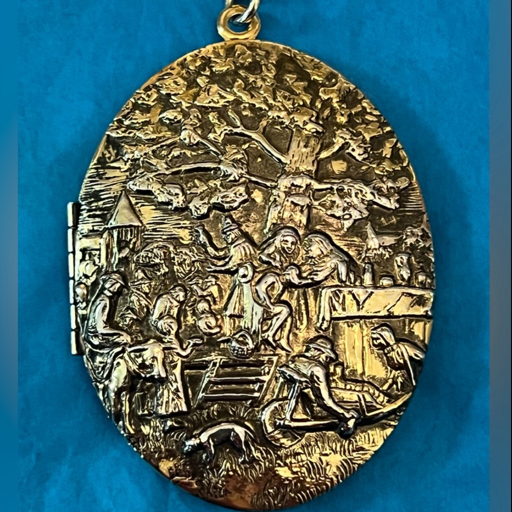 Vintage gold plated heirloom perfume locket necklace